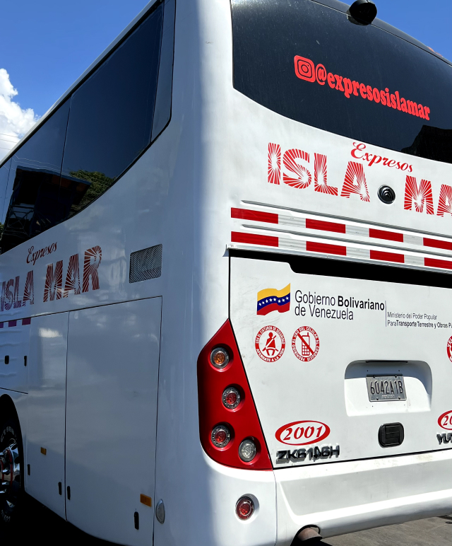Parte trasera de un autobús Yutong de Expresos Isla Mar, unidad 2001