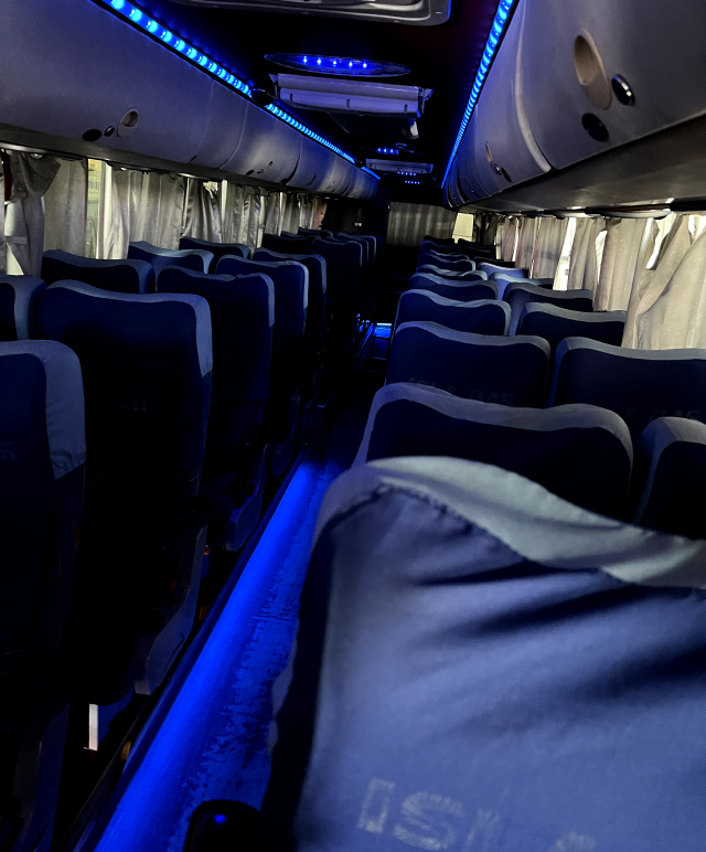 Interior de un autobús Yutong con butacas reclinables e iluminación LED